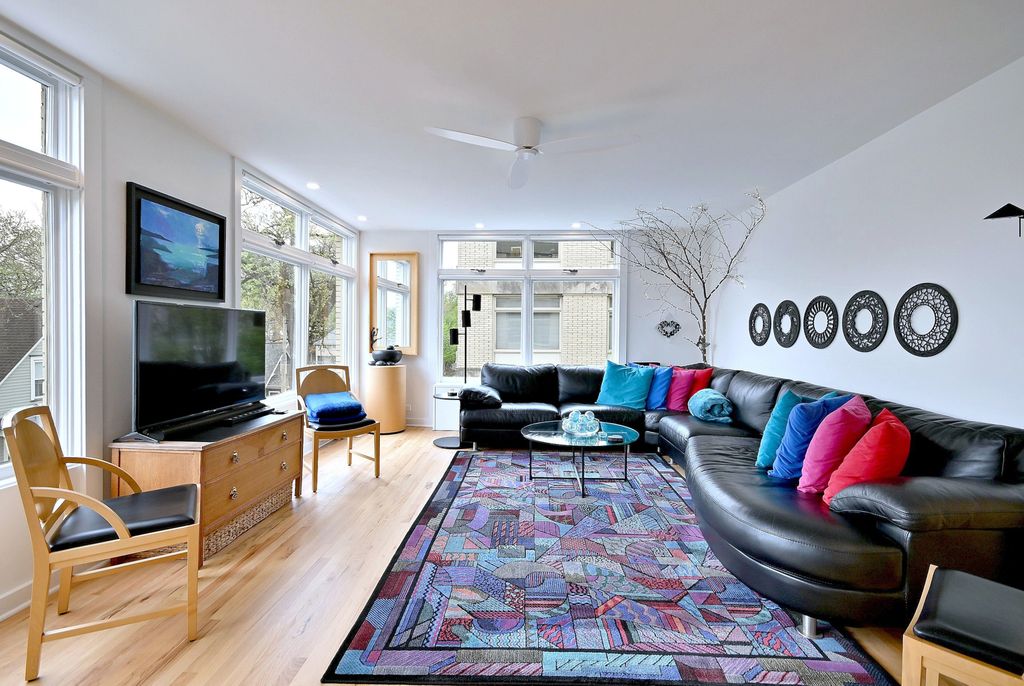 Image 10 of property listing at 222 N Marion Street 2I, Oak Park, IL 60302