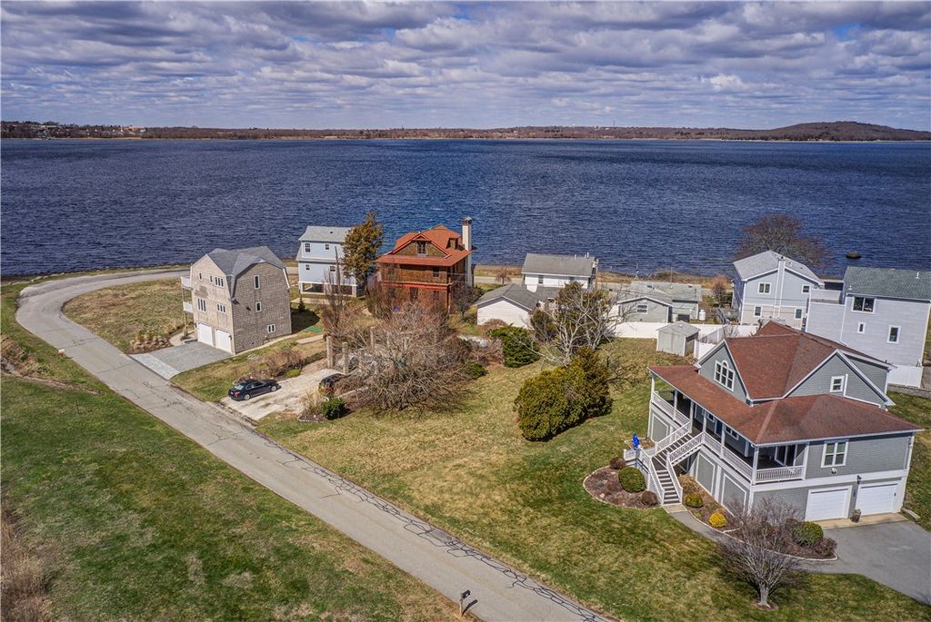 310 Common Fence Boulevard, Portsmouth, RI 02871