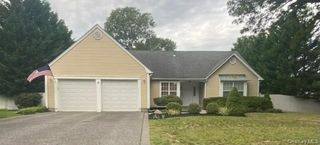 6 Royal Drive, Coram, NY 11727