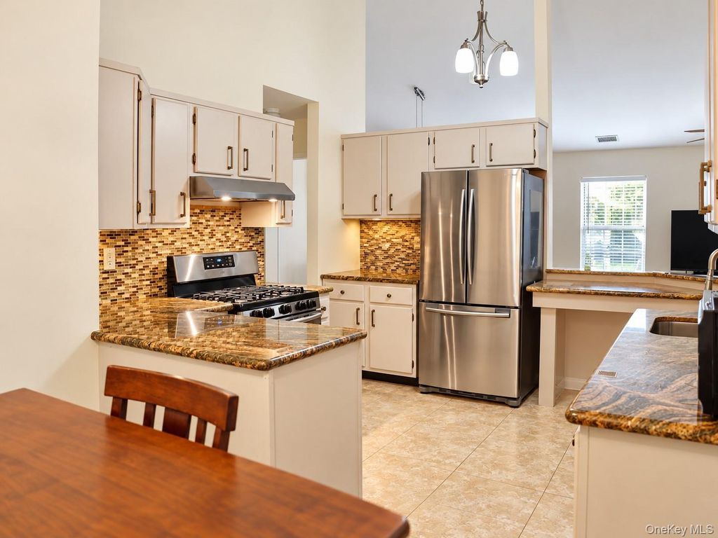 6 Royal Drive, Coram, NY 11727 — photo 4