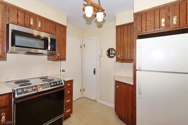 130 Warrenville Rd, Green Brook Twp., NJ 08812