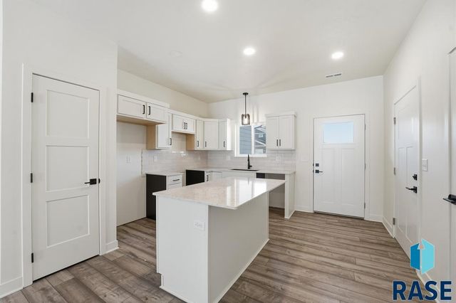 9205 W Ark Pl Place, Sioux Falls, SD 57106