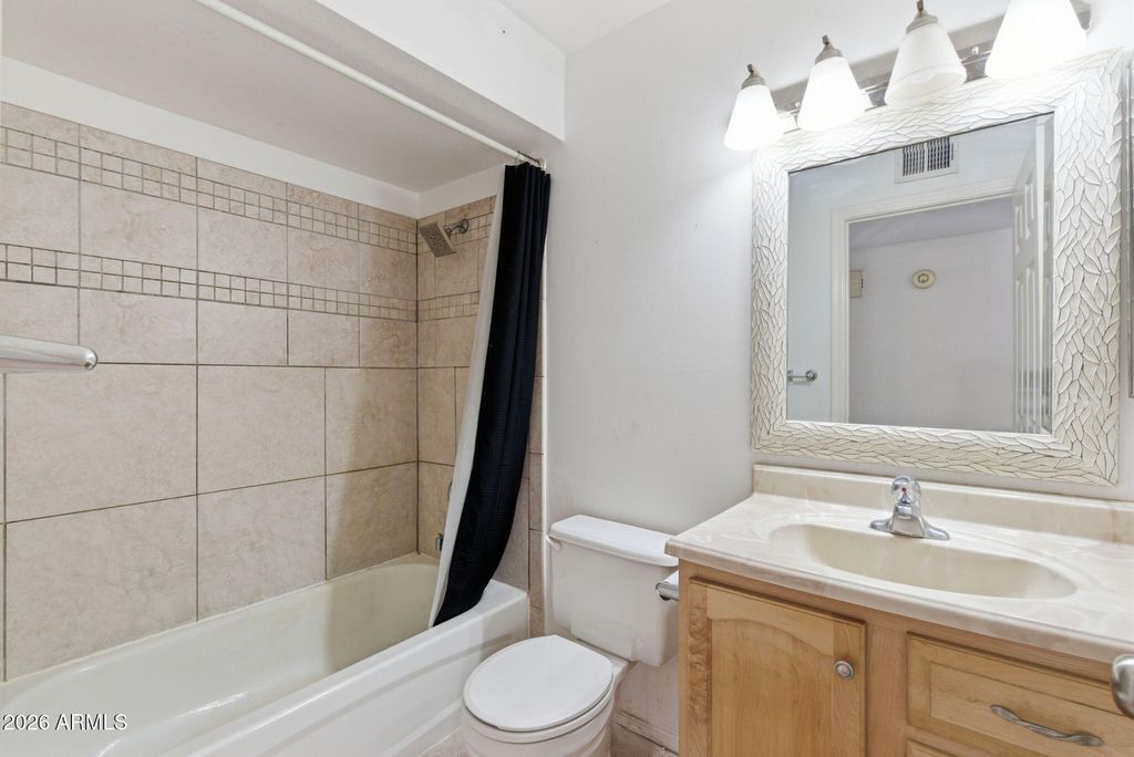 Image 13 of property listing at 721 E BRENTRUP Drive, Tempe, AZ 85283