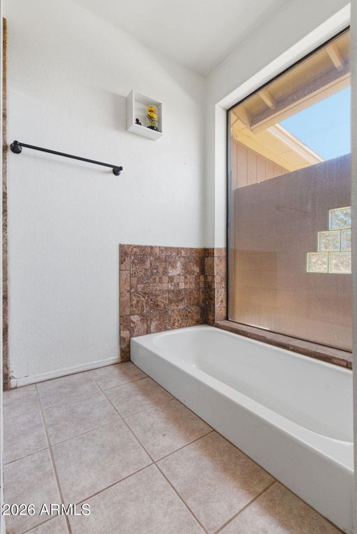 Image 15 of property listing at 721 E BRENTRUP Drive, Tempe, AZ 85283