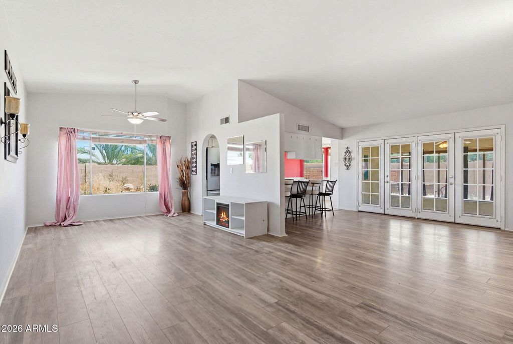 Image 2 of property listing at 721 E BRENTRUP Drive, Tempe, AZ 85283