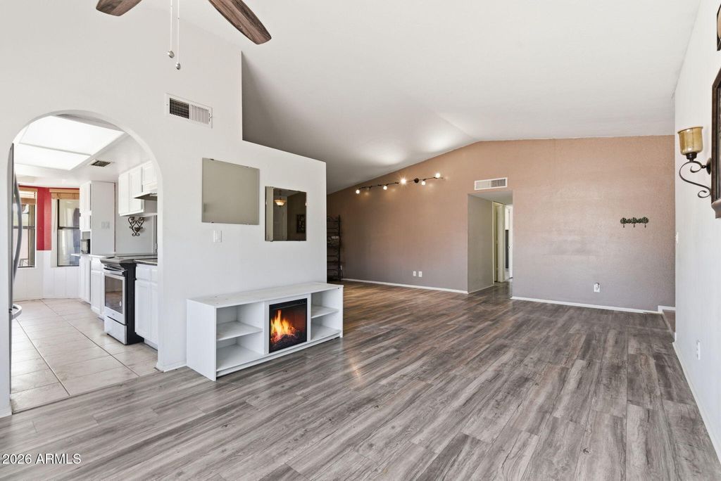 Image 3 of property listing at 721 E BRENTRUP Drive, Tempe, AZ 85283