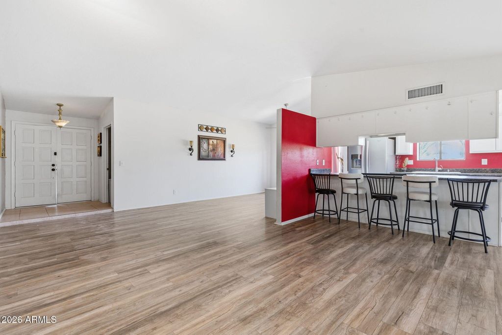 Image 4 of property listing at 721 E BRENTRUP Drive, Tempe, AZ 85283