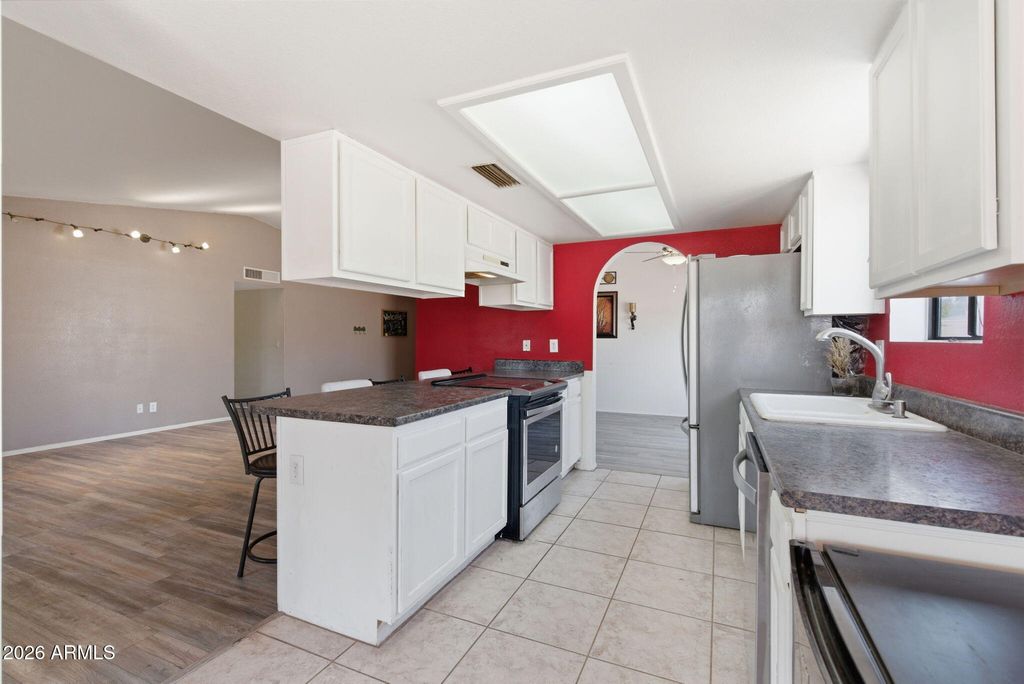 Image 7 of property listing at 721 E BRENTRUP Drive, Tempe, AZ 85283