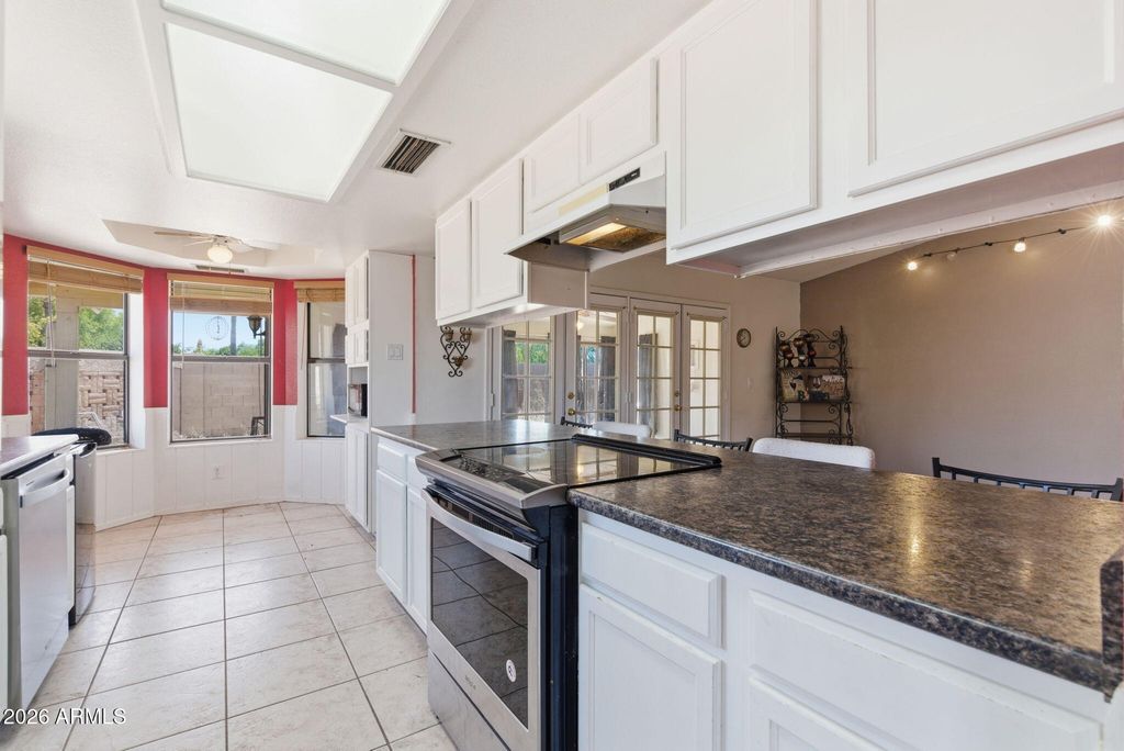 Image 8 of property listing at 721 E BRENTRUP Drive, Tempe, AZ 85283