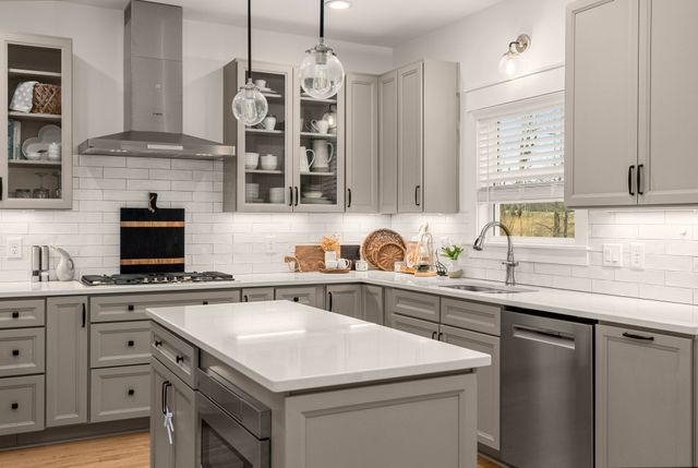 534 Country Club Dr, Dickson, TN 37055