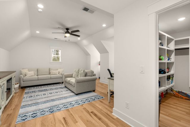 534 Country Club Dr, Dickson, TN 37055