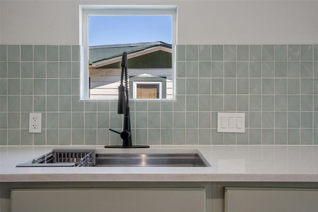 1176 Graham ST, Austin, TX 78702