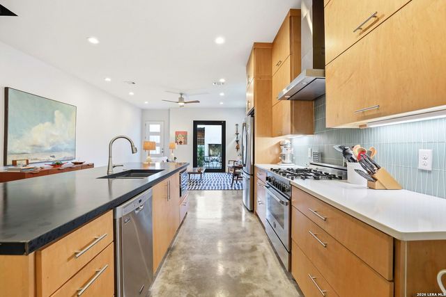 130 Clay, San Antonio, TX 78204