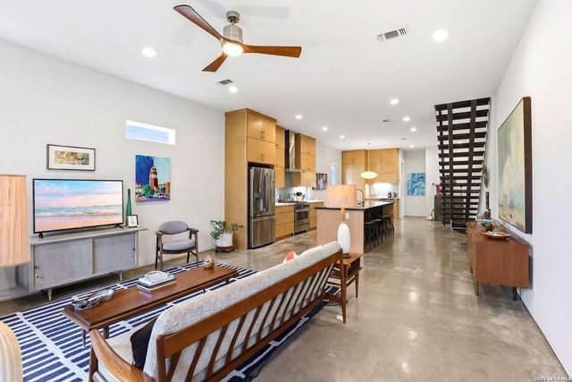 130 Clay, San Antonio, TX 78204