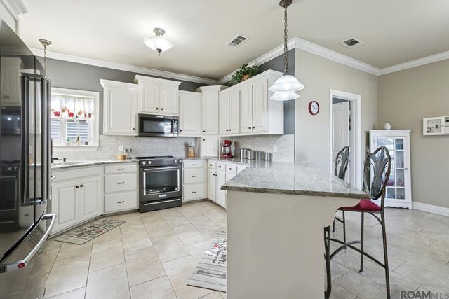 34113 Spring Lake Dr, Walker, LA 70785