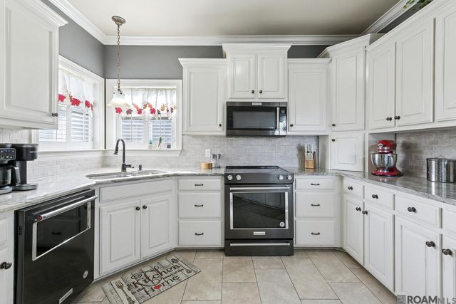 34113 Spring Lake Dr, Walker, LA 70785