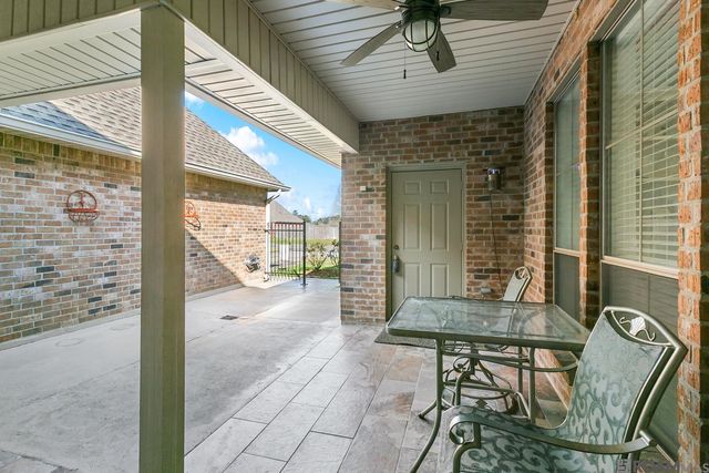 34113 Spring Lake Dr, Walker, LA 70785