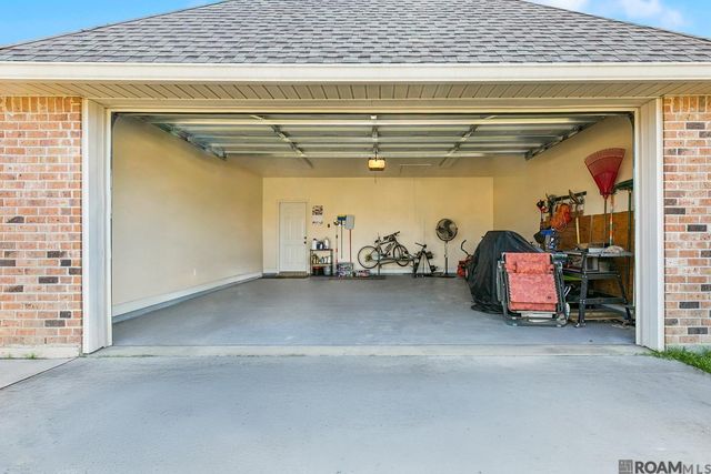 34113 Spring Lake Dr, Walker, LA 70785