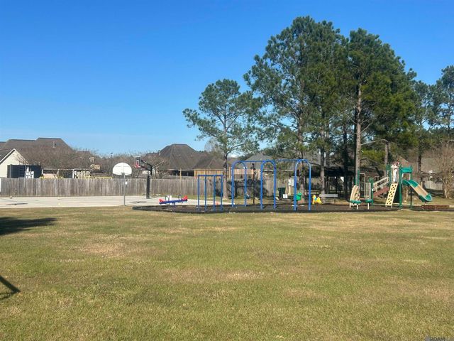 34113 Spring Lake Dr, Walker, LA 70785