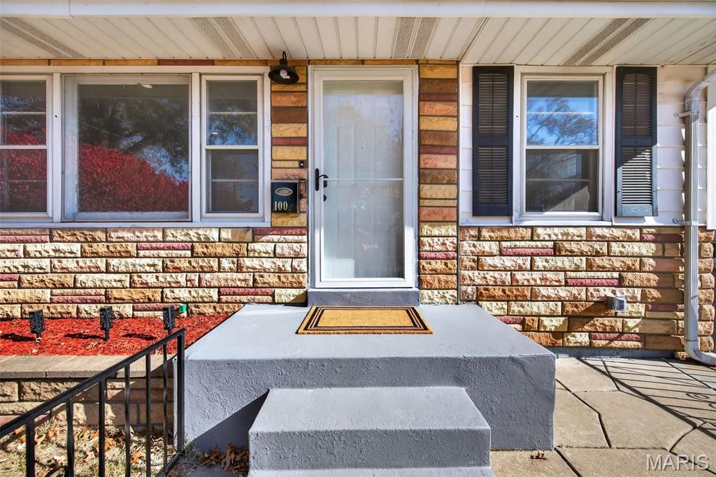 100 Du Bourg Lane, Florissant, MO 63031