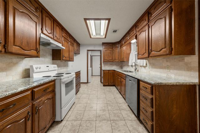 4121 Tokio Road, West, TX 76691