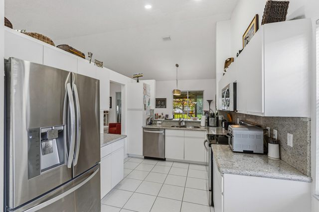 7336 LAKE MEADOW Way 202, Boynton Beach, FL 33437