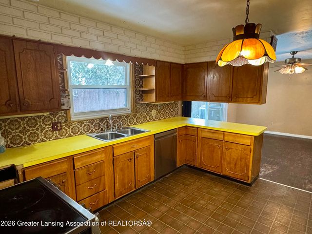 3824 Schlee Street, Lansing, MI 48910