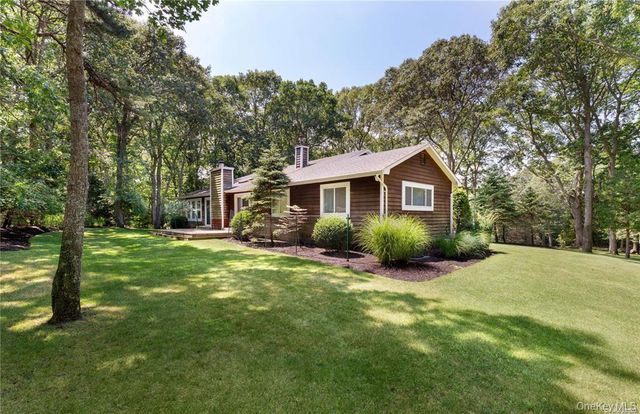 1 Woodview Way, Hampton Bays, NY 11946