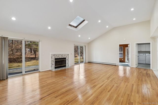 1 Woodview Way, Hampton Bays, NY 11946