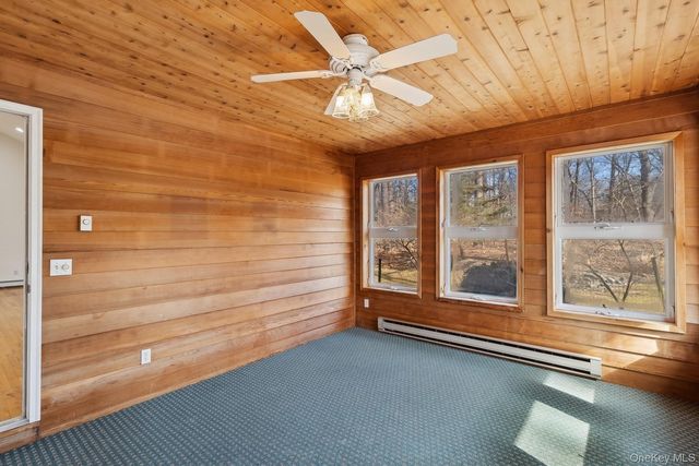 1 Woodview Way, Hampton Bays, NY 11946