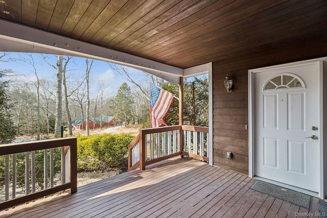 1 Woodview Way, Hampton Bays, NY 11946
