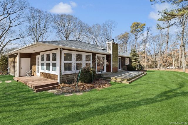 1 Woodview Way, Hampton Bays, NY 11946