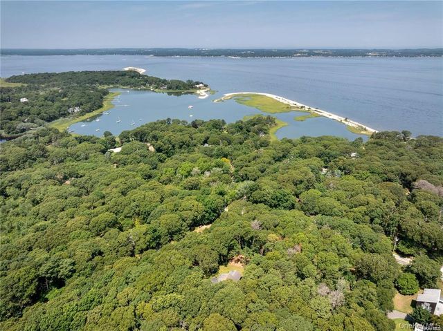 1 Woodview Way, Hampton Bays, NY 11946