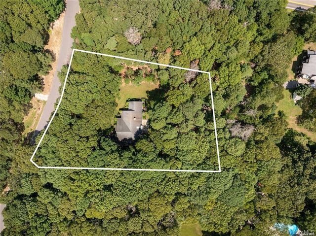 1 Woodview Way, Hampton Bays, NY 11946