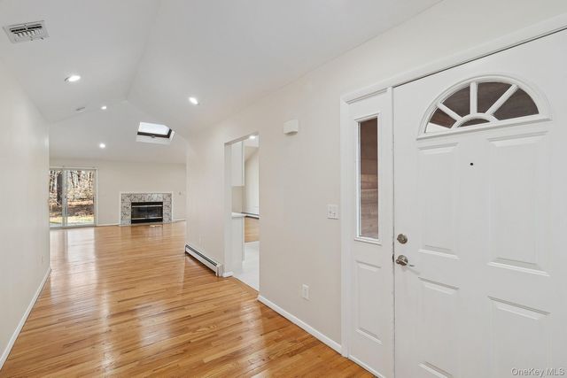 1 Woodview Way, Hampton Bays, NY 11946