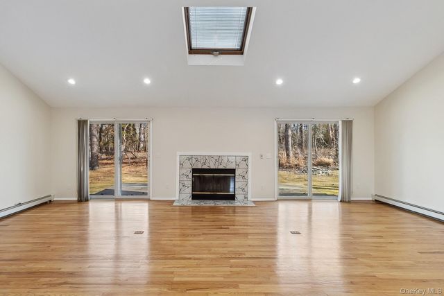 1 Woodview Way, Hampton Bays, NY 11946