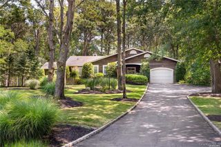 1 Woodview Way, Hampton Bays, NY 11946