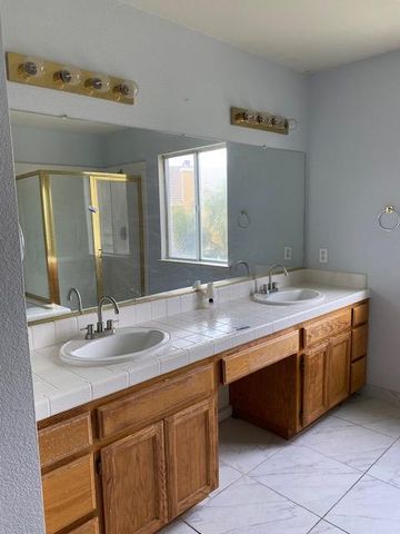 853 Neal Ct, Los Banos, CA 93635