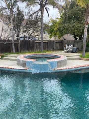 853 Neal Ct, Los Banos, CA 93635