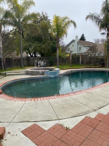 853 Neal Ct, Los Banos, CA 93635