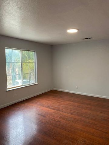 853 Neal Ct, Los Banos, CA 93635