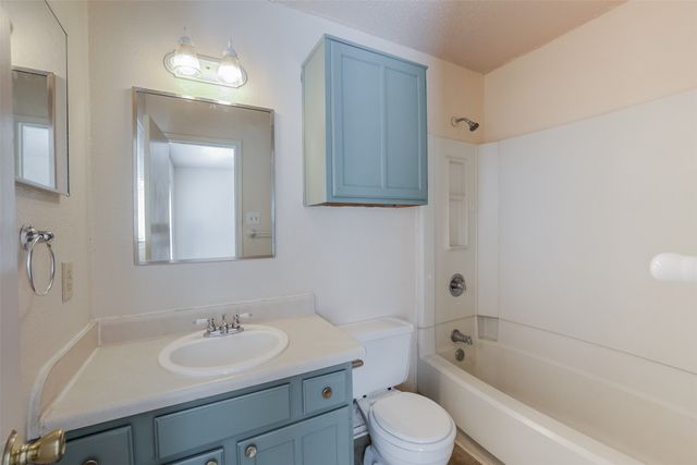 712 Woodland Court, Kennedale, TX 76060