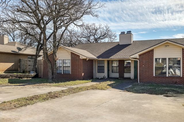 712 Woodland Court, Kennedale, TX 76060