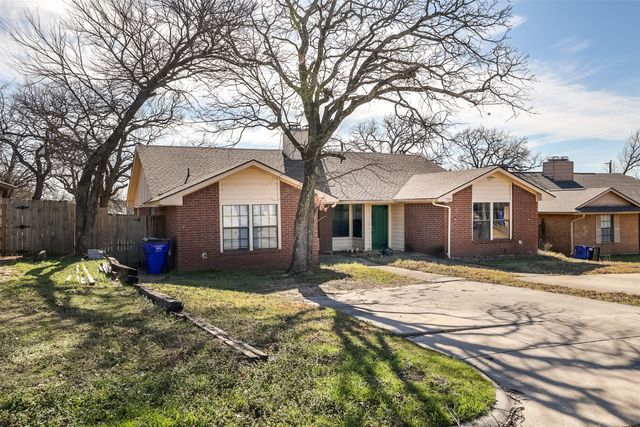 712 Woodland Court, Kennedale, TX 76060