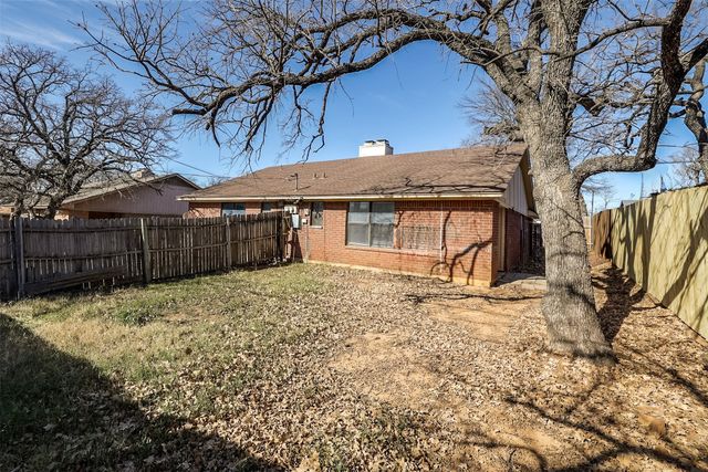 712 Woodland Court, Kennedale, TX 76060