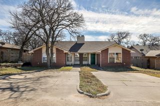 712 Woodland Court, Kennedale, TX 76060