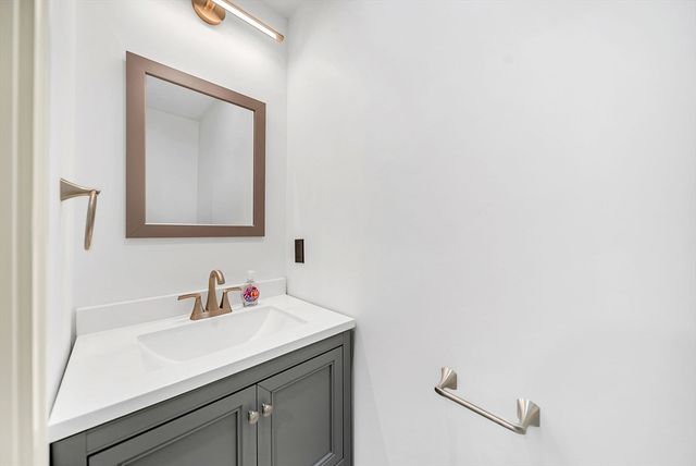 25 Shaw Rd, Wellesley, MA 02481