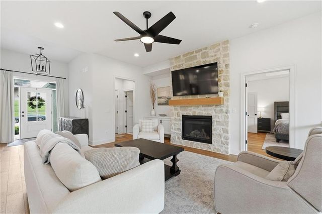 8548 Valley Spring Drive, De Soto, KS 66018