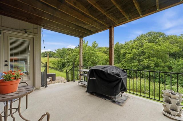 8548 Valley Spring Drive, De Soto, KS 66018