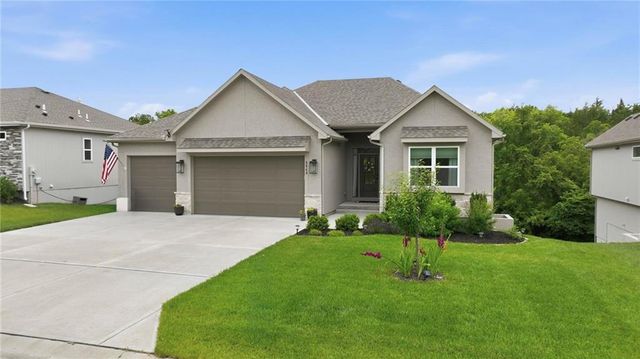 8548 Valley Spring Drive, De Soto, KS 66018